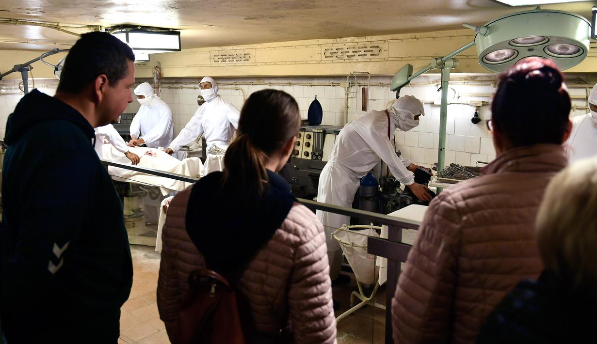 Pengunjung melihat instalasi lilin dokter dan tentara yang terluka di ruang operasi di Rock Nuclear Bunker Museum, Budapest, Hungaria, 14 Oktober 2022. Sebanyak 14 dari 30 negara anggota NATO akan ikut serta dalam latihan nuklir tahunan. (AP Photo/Anna Szilagyi, File)