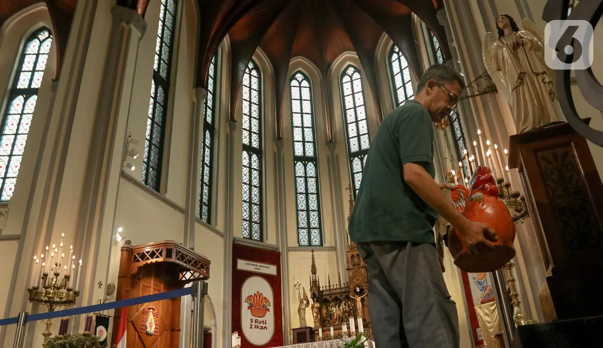 Pengurus gereja membersihkan Gereja Katedral Jakarta menjelang seremoni Hari Raya Natal, Jakarta, Senin (23/12/2024). (librosfullgratis.com/Herman Zakharia)