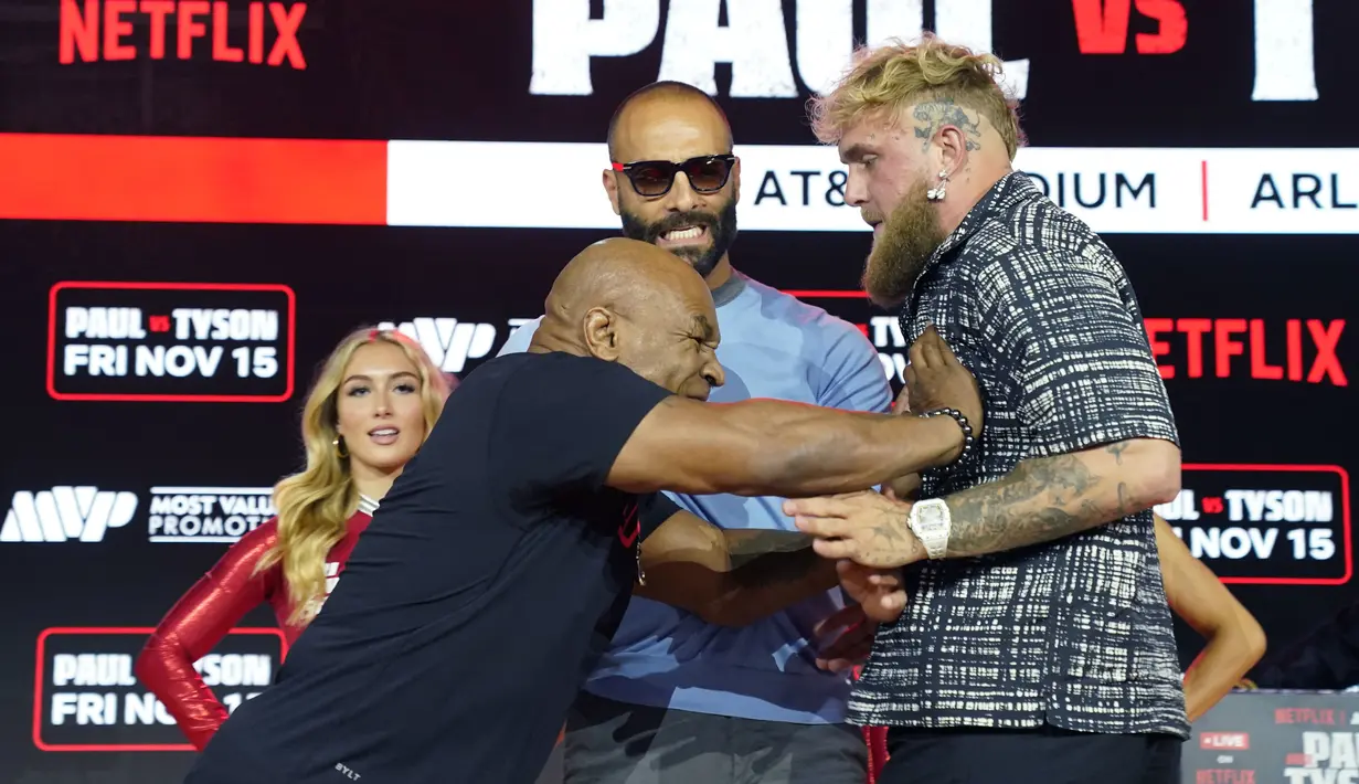 Momen panas sudah terasa sebelum pertarungan Mike Tyson vs Jake Paul di atas ring tinju. (AFP/Timothy A. Clary)