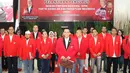 Ketua Umum PKPI Diaz Hendropriyono (kanan) saat pelantikan pengurus DPN PKPI periode 2018-2024 di Jakarta, Rabu (30/5). Pelantikan tersebut dihadiri seluruh pengurus PKPI baru. (Liputan6.com/Immanuel Antonius)