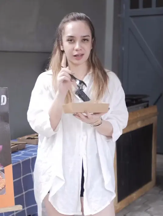 Putri Anne mengenakan kemeja putih oversize lengan panjang yang dipadukan short pants hitamnya.  [@anneofficial1990]