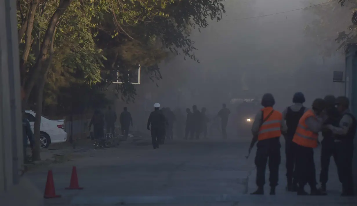 Petugas keamanan Afghanistan mengecek lokasi pemboman bunuh diri di Wazir Akbar Khan di Kabul, Afghanistan (31/10). Serangan terjadi pada (31/10/2017) oleh pelaku yang diyakini berusia 13-15 tahun. (AFP Photo/Wakil Kohsar)