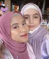 Sienna tampil mengenakan kerudung model pashmina model plisket warna ungu yang serasi dengan Nesyana. Sienna pun mengenakan ciput putih dan busana warna ungu. Credit: (@nesyanabila)
