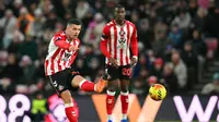 Gelandang Sunderland, Granit Xhaka, memainkan bola dalam pertandingan sepak bola Liga Inggris antara Sunderland dan Manchester City di Stadion of Light, Sunderland, wilayah timur laut Inggris, pada 1 Januari 2026. (ANDY BUCHANAN / AFP)