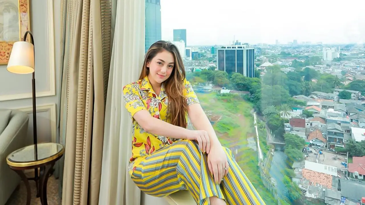 Potret Celine Evangelista Saat Foto dengan Latar Perkotaan Ini Tampak Menawan