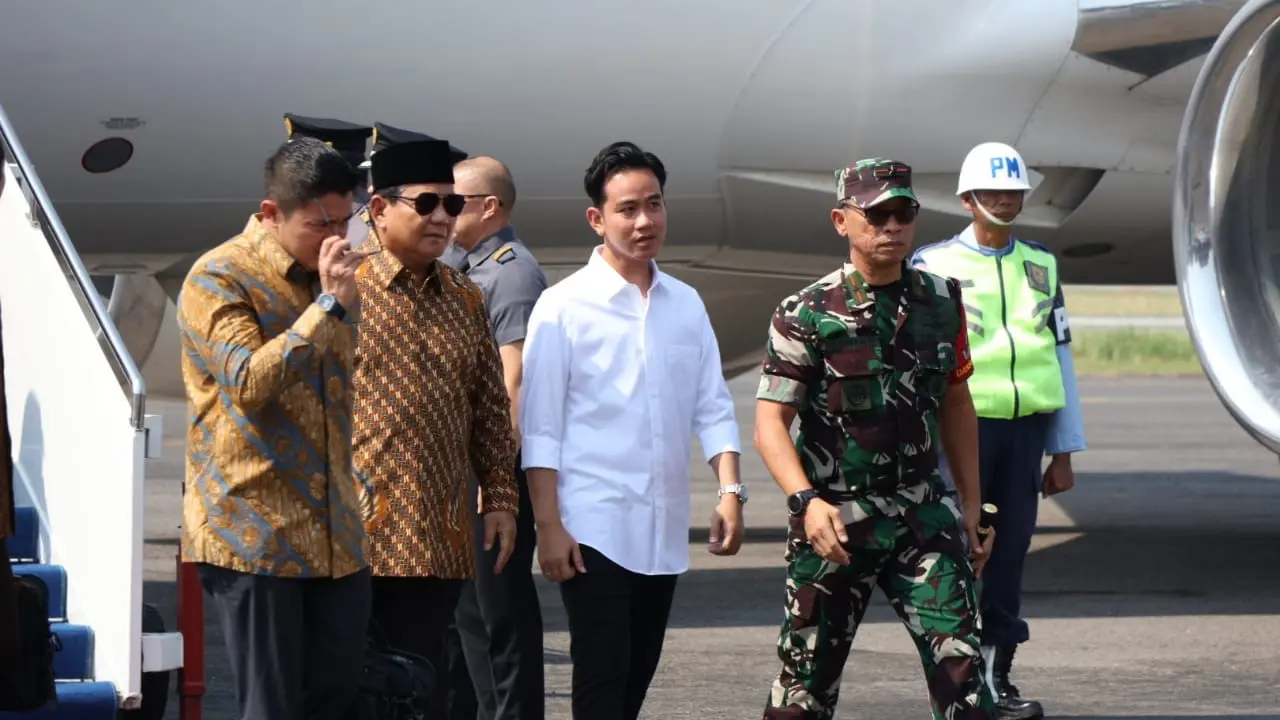 Presiden terpilih Prabowo Subianto dan Wapres terpilih Gibran Rakabuming Raka di Bandara Adi Soemarmo, Jawa Tengah, Minggu (13/10/2024)