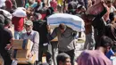 Distribusi bantuan ini memberi harapan di tengah krisis yang kian parah. (Omar AL-QATTAA/AFP)