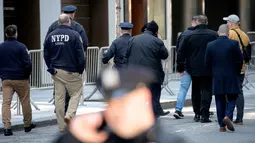 Petugas NYPD juga telah memblokir jalan di sekitar Trump Tower dan Gedung Pengadilan Kriminal Manhattan, di mana mantan presiden tersebut diperkirakan akan hadir. (Photo by Stefani Reynolds / AFP)