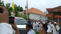 Prabowo Subianto menyapa masyarakat saat tiba di Pondok Pesantren Al-Anwar Modung, Kabupaten Bangkalan, Jawa Timur, Selas, 23 Januari 2024.