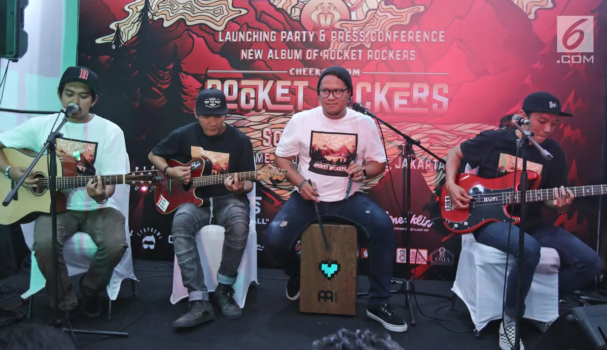 Band Rocket Rockers tampil saat rilis album ke-6 di kawasan Tebet, Jakarta, Rabu (18/10). Album ini berisi 17 lagu yang dibawakan oleh musisi band lain dan 1 lagu milik Maliq & D'Essentials yang dibawakan oleh Rocket Rockers.(Liputan6.com/Herman Zakharia)