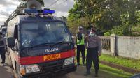 Kepolisian di Papua melaksanakan sosialisasi pembatasan aktivitas umum yang akan diberlakukan mulai 18 Mei hingga 4 Juni 2020. (Liputan6.com/Katharina Janur/Polda Papua)