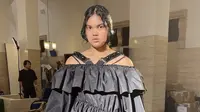 Shahnaz Indira, model Indonesia bertubuh curvy pancarkan pesona di runway Simone Rocha, London Fashion Week.