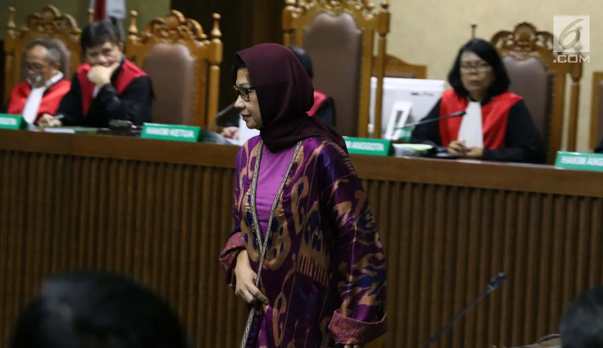 Mantan Dirut PT Pertamina (Persero), Karen G Agustiawan saat menjalani sidang perdana di Pengadilan Tipikor, Jakarta, (31/1). Karen disangka terlibat dugaan korupsi investasi perusahaan di Blok BMG Australia tahun 2009. (Liputan6.com/Helmi Fithriansyah)