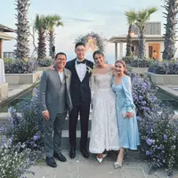 Prilly Latuconsina memakai dress warna biru muda yang terinspirasi dari Cinderella saat menghadiri resepsi pernikahan Maudy Ayunda bareng Iman Usman (Foto: Instagram @imanusman)