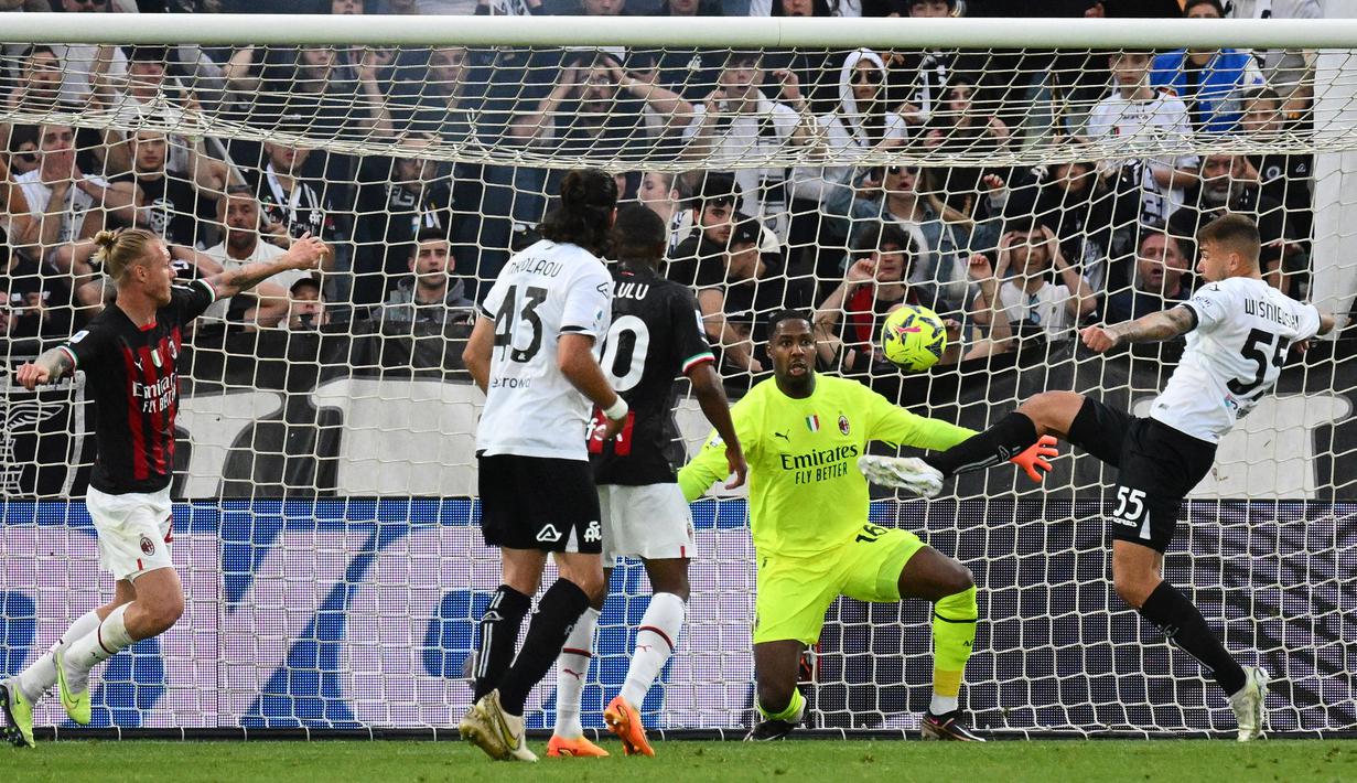 Pemain Spezia, Przemyslaw Wisniewski, mencetak gol ke gawang AC Milan pada laga Liga Italia di Stadion Alberto-Picco, Minggu (14/5/2024). AC Milan takluk dengan skor 0-2 dari Spezia. (AFP/Vincenzo Pinto)