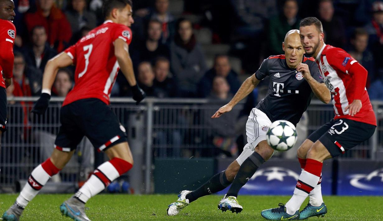 Aksi pemain Bayern Munich, Arjen Robben melewati hadangan para pemain PSV Eindhoven pada laga grup D Liga Champions di PSV Stadium, Eindhoven, (01/11/2016). (REUTERS/Michael Kooren)