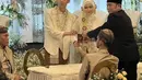 Sementara suaminya mengenakan beskap putih yang dipadukan blangkon batik. [@fayenicolee]