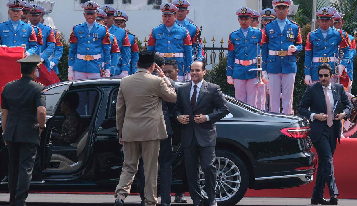 Menteri Pertahanan Republik Indonesia, Sjafrie Sjamsoeddin (tengah) menyambut kedatangan Menteri Pertahanan Qatar Sheikh Saoud bin Abdulrahman Al Thani sebelum pertemuan mereka di Kementerian Pertahanan, Jakarta, Selasa 2 Juni 2026. (BAY ISMOYO/AFP)