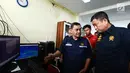 Menteri ESDM Ignasius Jonan memantau aktivitas Gunung Anak Krakatau dari Pos Pantau di Serang, Banten, Jumat (28/12). Status Gunung Anak Krakatau dinaikkan dari waspada level II menjadi siaga level III. (Merdeka.com/Imam Buhori)