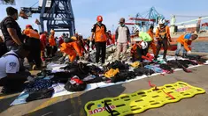 Tim penyelamat mengumpulkan barang korban jatuhnya pesawat Lion Air JT 610 di Tanjung Priok, Jakarta Utara, Senin (29/10). Barang-barang penumpang dikumpulkan di Posko Basarnas Jakarta International Container Center II. (RESMI MALAU/AFP)
