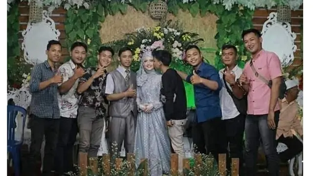 5 Aksi Kocak Tamu Undangan Bareng Pengantin Ini Bikin Geleng Kepala