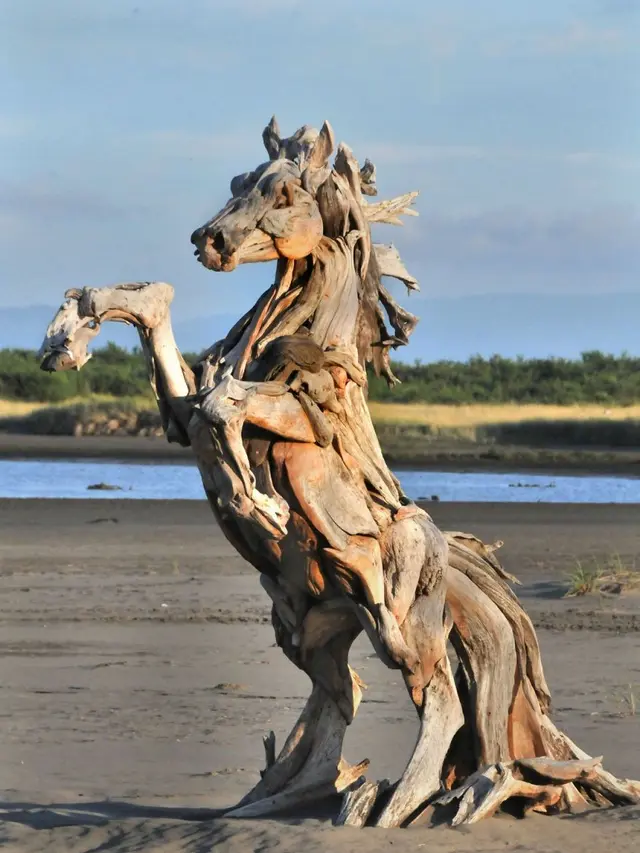 Patung dari kayu bekas