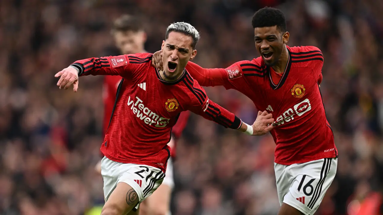 Antony merayakan gol bersama Amad saat Mu melawan Liverpool