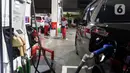 Kendaraan mengisi bahan bakar minyak (BBM) di sebuah SPBU di Jakarta, Kamis (31/3/2022). PT Pertamina (Persero) akan memberlakukan tarif baru BBM jenis Pertamax menjadi Rp 12.500 pada 1 April 2022. (Liputan6.com/Herman Zakharia)