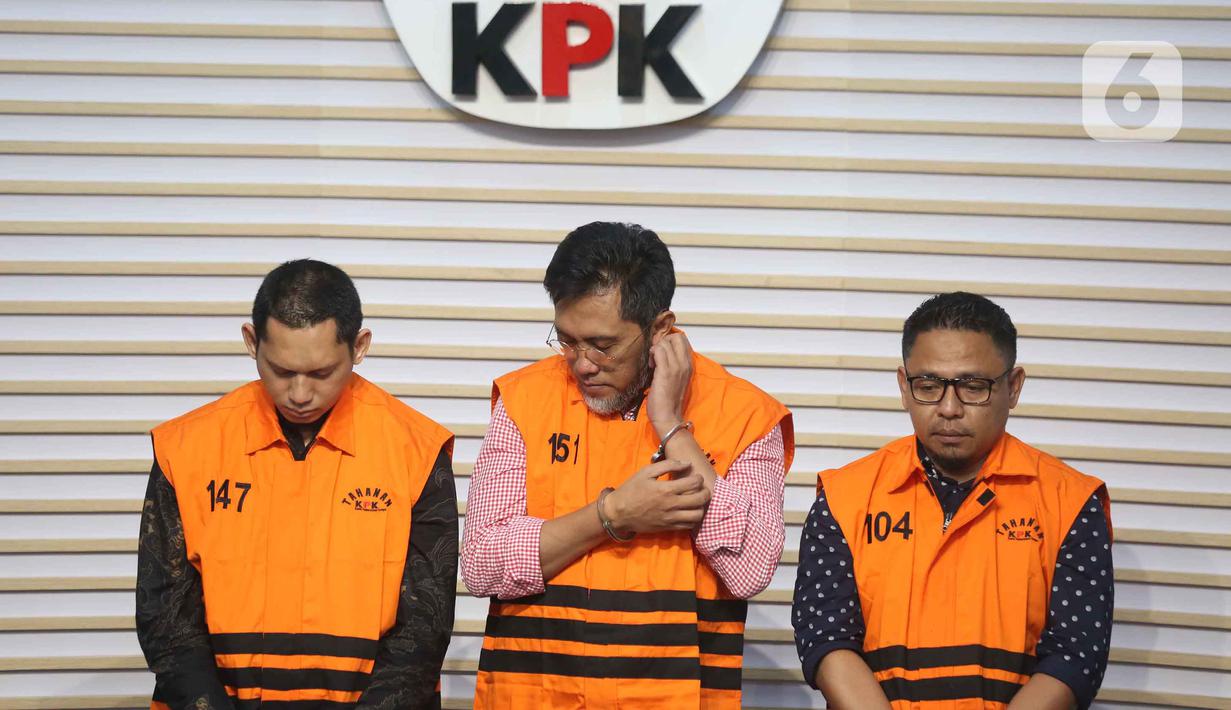 Tiga tersangka baru terkait kasus dugaan tindak pidana korupsi pembangunan Rumah Sakit Umum Daerah (RSUD) Kolaka Timur (Koltim) di antaranya Hendrik Permana, ketua Tim Kerja Sarana Prasarana Alat Labkesmas Kemenkes; Aswin Griksa Fitranto, Direktur Utama PT Griksa Cipta; dan Yasin, pegawai Bappenda Provinsi Sulawesi Tenggara yang dikenal sebagai orang kepercayaan Bupati Koltim Abdul Azis (dari kiri ke kanan) dihadirkan dalam rilis penahanan di gedung Merah Putih Komisi Pemberantasan Korupsi (KPK), Jakarta, Senin (24/11/2025). Komisi Pemberantasan Korupsi (KPK) resmi menahan tiga tersangka baru dalam kasus dugaan tindak pidana korupsi pembangunan Rumah Sakit Umum Daerah (RSUD) Kolaka Timur (Koltim). (Liputan6.com/Helmi Fithriansyah)