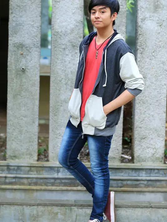 "Udah kenal lama, udah kenal keluarga juga," tutur Angga Aldi saat ditemui di lokasi Mermaid in Love 2 Dunia, di kawasan Jagakarsa, Selasa (3/1). (Adrian Putra/Bintang.com)