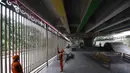 Selain arena tinju, terdapat juga fasilitas skatepark berstandar internasional yang dapat digunakan secara gratis. Tampak dalam foto, petugas Penanganan Prasarana dan Sarana Umum (PPSU) melakukan pengecatan di kolong jembatan layang Pasar Rebo, Jakarta Timur, Jumat (8/5/2026). (Kapanlagi.com/Budy Santoso)