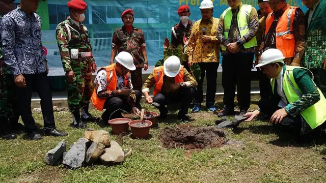 Menteri Koordinator Pembangunan Manusia dan Kebudayaan, Muhadjir Effendy saat melakukan peletakan batu pertama pada kegiatan Ground Breaking Pembangunan Rumah Sakit Islam (RSI) Muhammadiyah 2 Kendal.