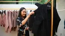 Brand lokal itu di antaranya adalah By Lizzie Parra (BLP), Pvra Shoes, tas dari KimxLim, candle dari Sensory Faculty, Mimesa Home Goods, dan Morg. (Nurwahyunan/Bintang.com)