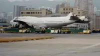 Beberapa hari setelah pesawat China Airlines penerbangan 605 dikeluarkan dari air usai tergelincir dari landasan pacu Bandara Internasional Kai Tak di Hong Kong pada 4 November 1993, saat mendarat dalam cuaca buruk selama Badai Tropis Ira. (Wikimedia Commons)