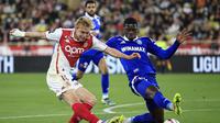 Bek Strasbourg, Mamadou Sarr (kanan), mencoba menahan tendangan Mika Biereth dari AS Monaco, pada pertandingan Ligue 1 Prancis di Louis II Stadium, 19 April 2025. (Valery HACHE / AFP)