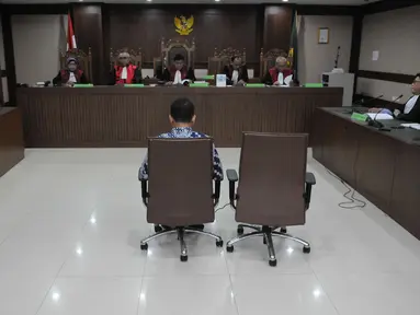 Panitera Pengadilan Negeri Jakarta Pusat (PN Jakpus) Edy Nasution saat menjalani sidang di Pengadilan Tipikor, Jakarta (8/12). Edy Nasution di vonis 5 tahun 6  bulan penjara denda 150 juta atas skandal suap yang dilakukannya. (Liputan6.com/Helmi Affandi)