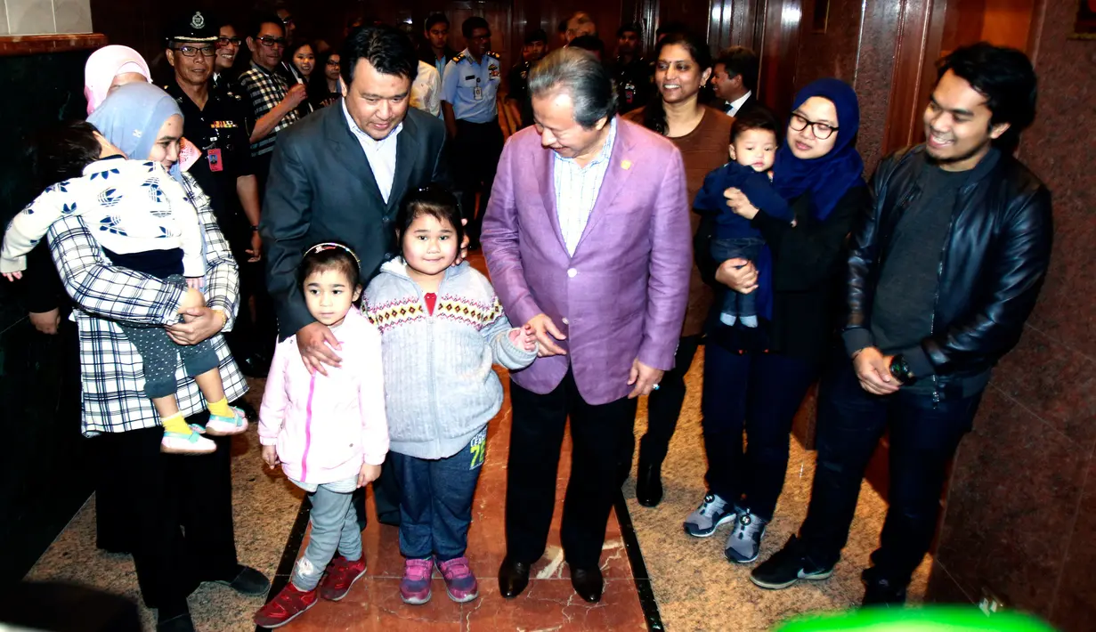 Menlu Malaysia, Anifah Aman (ketiga kanan) menyambut kedatangan warganya yang baru meninggalkan Korea Utara di Bandara Kuala Lumpur, Jumat (31/3). Sembilan warga Malaysia yang berada di Korut itu ditukar dengan jasad Kim Jong-nam. (AP Photo/Vincent Thian)