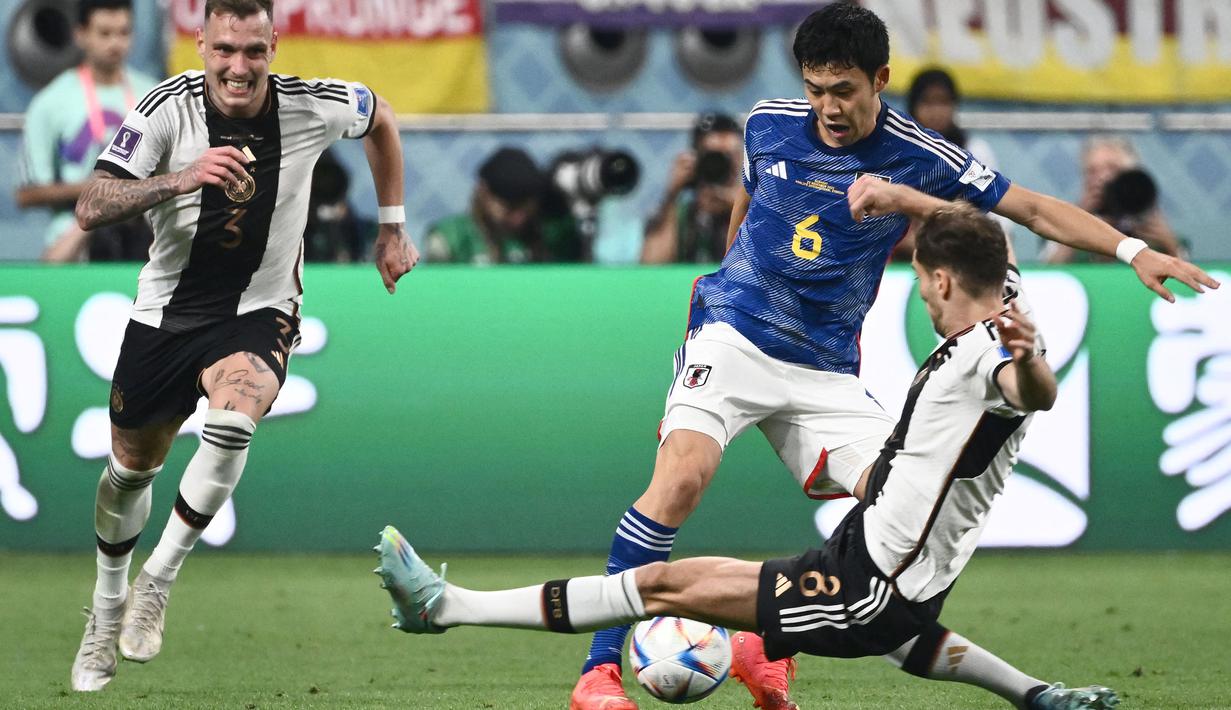 Pemain Timnas Jepang, Wataru Endo (tengah) berusaha melewati penjagaan pemain Timnas Jerman, Leon Goretzka pada laga Grup E Piala Dunia 2022 di Khalifa International Stadium, Doha, Qatar 23 November 2022. (AFP/Jewel Samad)