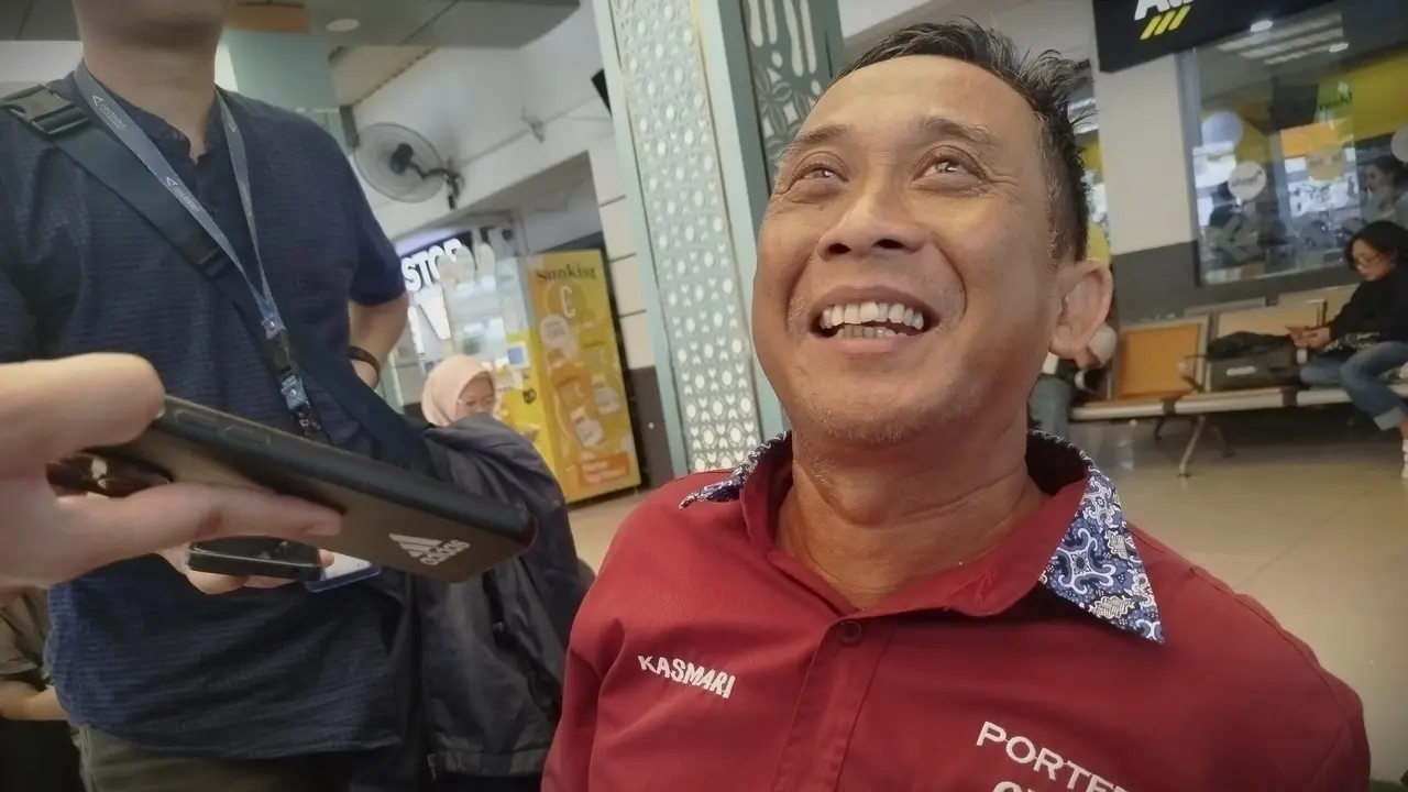 Porter di Stasiun Pasar Senen, Jakarta bernama Kasmari saat ditemui awak media.