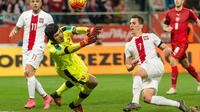 Kiper Ceko, Petr Cech (kiri) berjibaku kontra penyerang Polandia, Arkadiusz Milk (kanan) untuk menghalau bola, pada laga persahabatan internasional, di Wroclaw (17/11/2015). Cech harus absen pada dua pertandingan akhir bulan ini, yakni kontra Swedia dan S