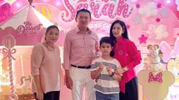 Bunga Zainal berfoto dengan Ahok di pesta ulang tahun Sarah. (Foto: Instagram/ bungazainal05)