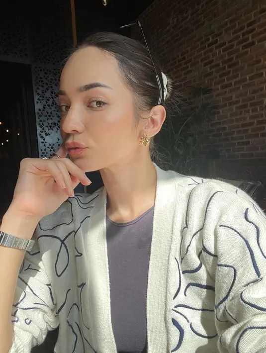 Lagi, potret selfie cantik dari Enzy Storia. Ia menampilkan paras ayunya di bawah sinar matahari, dengan outfit abu-abu yang ditumpuk dengan sweater bermotif abstrak. [Foto: Instagram/enzystoria]