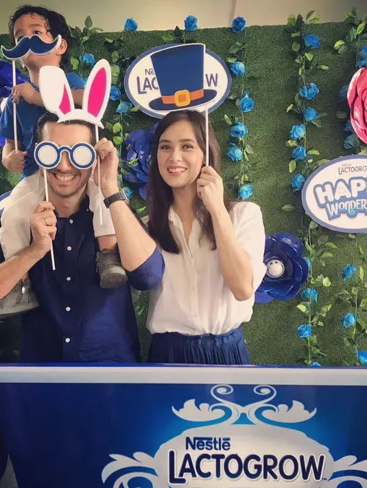 "Mereka belum ngerti sih, cuman nyariin aja kemana papanya. Papa lagi sakit sih gitu aja sih. Jenguk seminggu sekali. Mereka masih kecil ya main main aja, seneng ketemu papanya," jelas Renata. (Instagram/renata711)