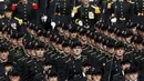 Upacara peringatan Bastile Days 2014 di jalan Champs Elysees, Paris, (14/7/2014), juga diikuti ratusan Siswa dari sekolah Ecole Polytechnique. (REUTERS/Benoit Tessier)
