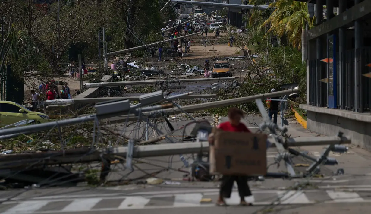 Tiang listrik dan telepon yang tumbang setelah Badai Otis menerjang Acapulco, Meksiko, Kamis, 26 Oktober 2023. (AP Photo/Felix Marquez)