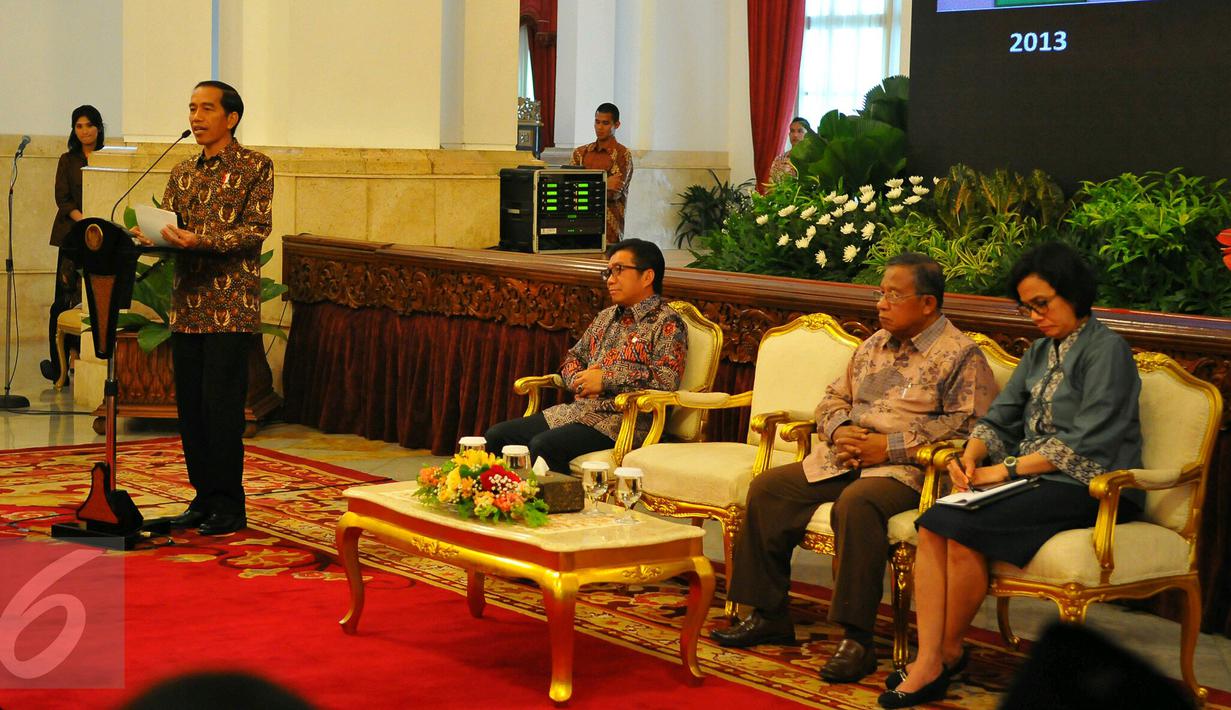 Presiden Joko Widodo bersama Menkeu, Sri Mulyani, Menko Perekonomian, Darmin Nasution dan Ketua Dewan Komisioner OJK, Muliaman Hadad saat pertemuan awal tahun 2017 dengan pelaku industri jasa keuangan, Jakarta, Jumat (13/1). (Liputan6.com/Angga Yuniar)