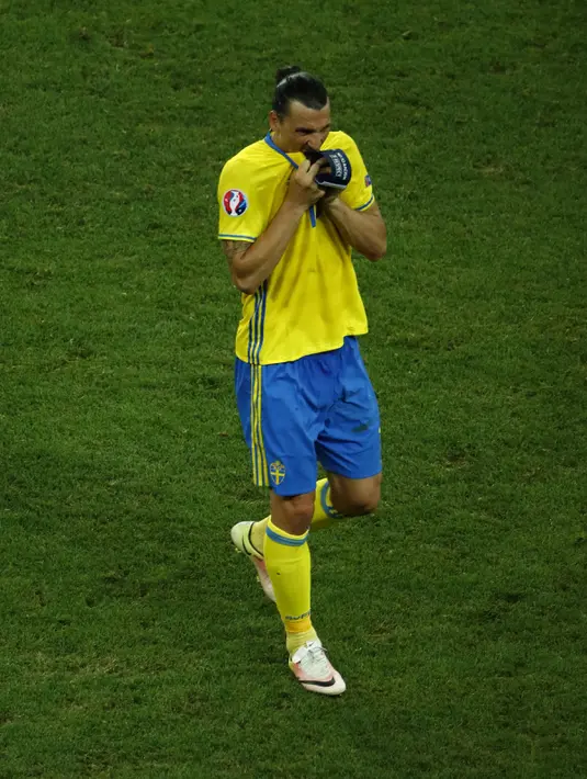 Penyerang Swedia, Zlatan Ibrahimovic kecewa usai pertandingan grup E piala Eropa 2016 di Stade de Nice, Prancis, (22/6). Zlatan Ibrahimovic resmi pensiun dari timnas setelah Swedia tersingkir dari Piala Eropa 2016 di Prancis. (REUTERS / Yves Herman)