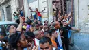 Sejumlah penggemar berdesak-desakan untuk melihat penyanyi kesayangannya Rihanna saat melakukan sesi foto di restoran La Guarida, Havana, Kuba, (28/5/2015). (AFP PHOTO/Yamil LAGE)