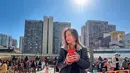 Pengalamannya di Hongkong terasa semakin lengkap ketika Bella mengunjungi sebuah kuil. Saat jemaahnya sudah selesai berdoa, Bella mengabadikan potretnya yang sedang berada di atas tempat duduk merah sambil memegang kotak stik keberuntungan. (Liputan6.com/IG/@bellagap)