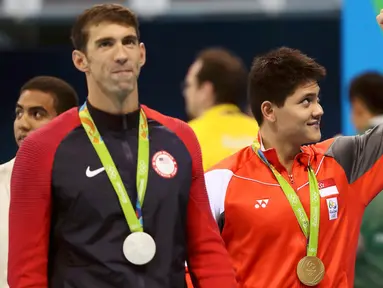 Perenang muda Singapura, Joseph Isaac Schooling bukan hanya mempersembahkan medali emas pertama Olimpiade 2016 bagi negaranya, tetapi juga mengalahkan idolanya, Michael Phelps, atlet renang asal AS. (REUTERS/Stefan Wermuth)